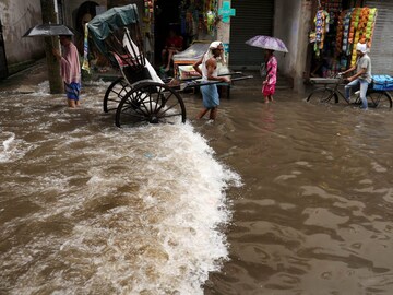কলকাতা: মঙ্গলবার রাতে বৃষ্টির কারণে ক্রমশ বাড়ছে মৃতের সংখ্যা। এর আগে কলতাতায় বৃষ্টিতে ৬ জনের মৃত্যুর খবর পাওয়া গিয়েছিল। এবার সেই সংখ্যা বেড়ে হল ৭।সম্প্রতি শেক্সপিয়ার সরণি থানার অন্তর্গত মিন্টু পার্কের কাছে বিদ্যুৎস্পৃষ্ট হয়ে মৃত্যু হল এক ব্যক্তির, নাম পবন ঘরামি। সব মিলিয়ে কলকাতায় অতি বৃষ্টির জেরে এই নিয়ে মৃতের সংখ্যা হল ৭।আরও পড়ুন: ভারত-পাক ম্যাচে বিতর্কে পাক পেসার, এবার লজ্জা ভুলে হ্যারিস রাউফের বউ যা ছবি দিলেন... ভাইরালসূত্রের খবর, জমা জলের কারণে মৃত্যু হয়েছে ২ জনের, আরও ১ জন বিদুৎপৃষ্ট হয়ে আহত হয়েছেন। শেক্সপিয়ার সরণি ছাড়াও যাদবপুর, কলকাতার বেনিয়াপুকুর, বালিগঞ্জ প্লেস, কালিকাপুর আর নেতাজি নগরে বিদ্যুৎস্পৃষ্ট হয়ে মৃত্যুর ঘটনা ঘটেছে। CESC-কে ওই এলাকাগুলিতে প্রথমে বিদ্যুৎ সংযোগ বিচ্ছিন্ন করতে বলা হয় ৷ তারপর দেহ উদ্ধার করে দমকল।আরও পড়ুন: SSC পরীক্ষা নিয়ে ফের মামলা হাই কোর্টে, জরুরি ভিত্তি শুনানি হবে, কী হবে এবার! বৃষ্টির দিনে আদালতে চাঞ্চল্যবৃষ্টির জেরে ট্রেন পরিষেবাও ব‍্যাহত। লাইনে জল জমে থাকার কারণে চক্ররেলের আপ এবং ডাউন লাইনের পরিষেবাও সকালে আপাতত বন্ধ রয়েছে। বন্ধ রয়েছে শিয়ালদহ দক্ষিণ শাখার ট্রেন পরিষেবা। একই ভাবে দুর্ভোগের মধ্যে পড়েছেন হাওড়া ডিভিশনের যাত্রীরাও। কলকাতার মেট্রো পরিষেবাও বিঘ্নিত হয়েছে।