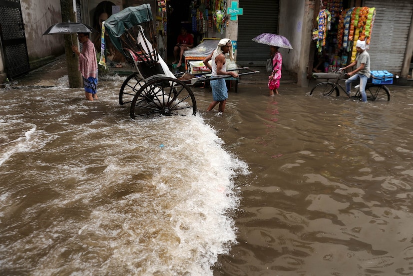 কলকাতা: মঙ্গলবার রাতে বৃষ্টির কারণে ক্রমশ বাড়ছে মৃতের সংখ্যা। এর আগে কলতাতায় বৃষ্টিতে ৬ জনের মৃত্যুর খবর পাওয়া গিয়েছিল। এবার সেই সংখ্যা বেড়ে হল ৭। সম্প্রতি শেক্সপিয়ার সরণি থানার অন্তর্গত মিন্টু পার্কের কাছে বিদ্যুৎস্পৃষ্ট হয়ে মৃত্যু হল এক ব্যক্তির, নাম পবন ঘরামি। সব মিলিয়ে কলকাতায় অতি বৃষ্টির জেরে এই নিয়ে মৃতের সংখ্যা হল ৭। আরও পড়ুন: ভারত-পাক ম্যাচে বিতর্কে পাক পেসার, এবার লজ্জা ভুলে হ্যারিস রাউফের বউ যা ছবি দিলেন... ভাইরাল সূত্রের খবর, জমা জলের কারণে মৃত্যু হয়েছে ২ জনের, আরও ১ জন বিদুৎপৃষ্ট হয়ে আহত হয়েছেন। শেক্সপিয়ার সরণি ছাড়াও যাদবপুর, কলকাতার বেনিয়াপুকুর, বালিগঞ্জ প্লেস, কালিকাপুর আর নেতাজি নগরে বিদ্যুৎস্পৃষ্ট হয়ে মৃত্যুর ঘটনা ঘটেছে। CESC-কে ওই এলাকাগুলিতে প্রথমে বিদ্যুৎ সংযোগ বিচ্ছিন্ন করতে বলা হয় ৷ তারপর দেহ উদ্ধার করে দমকল। আরও পড়ুন: SSC পরীক্ষা নিয়ে ফের মামলা হাই কোর্টে, জরুরি ভিত্তি শুনানি হবে, কী হবে এবার! বৃষ্টির দিনে আদালতে চাঞ্চল্য বৃষ্টির জেরে ট্রেন পরিষেবাও ব&#x200d;্যাহত। লাইনে জল জমে থাকার কারণে চক্ররেলের আপ এবং ডাউন লাইনের পরিষেবাও সকালে আপাতত বন্ধ রয়েছে। বন্ধ রয়েছে শিয়ালদহ দক্ষিণ শাখার ট্রেন পরিষেবা। একই ভাবে দুর্ভোগের মধ্যে পড়েছেন হাওড়া ডিভিশনের যাত্রীরাও। কলকাতার মেট্রো পরিষেবাও বিঘ্নিত হয়েছে।