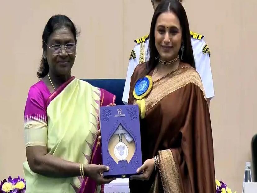 রানিকে দেখা গেল চকোলেট রঙের শাড়ি ও গয়নার সাজে। 