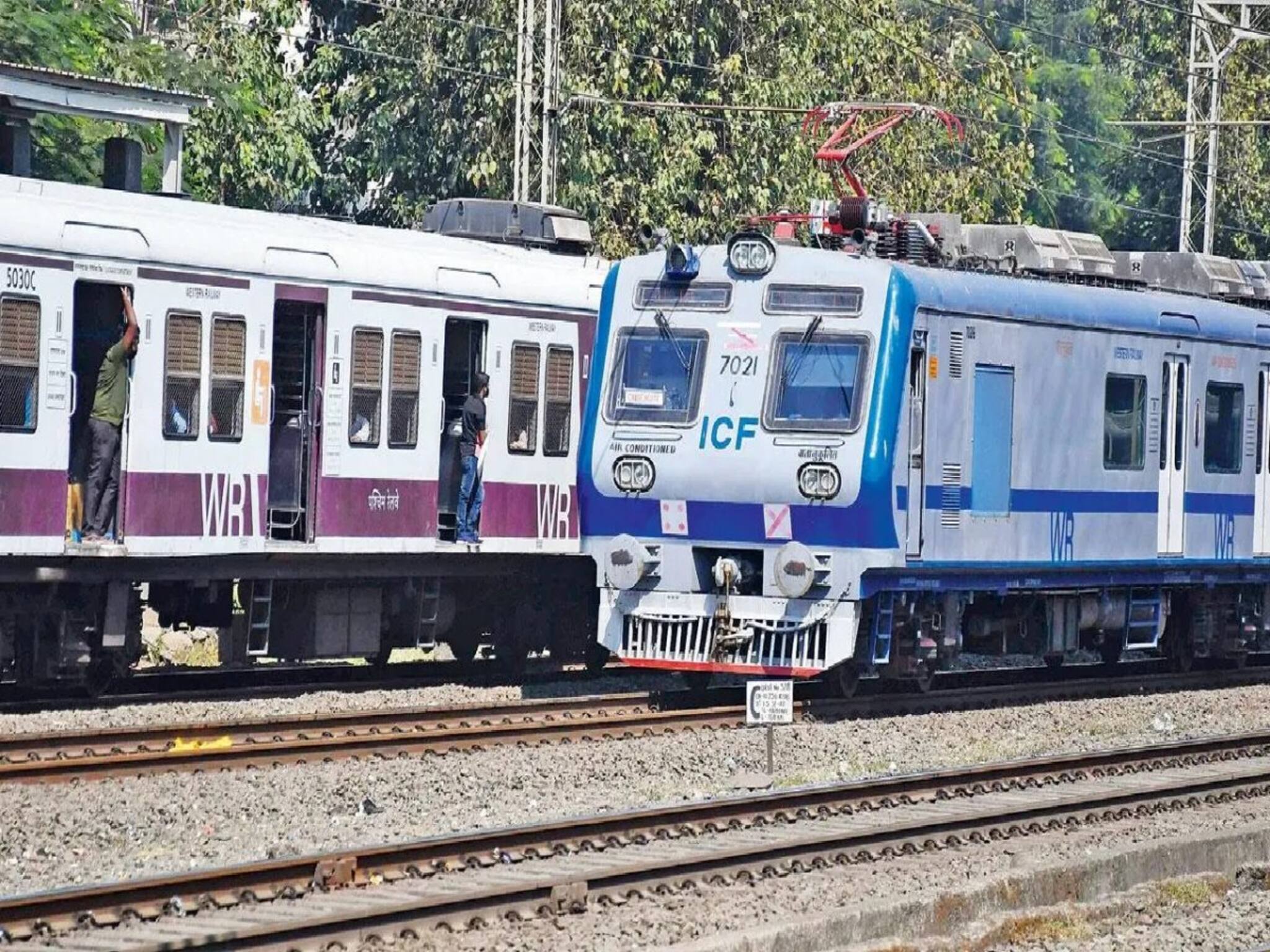 AC Local Train: লোকাল ট্রেনের যাত্রীদের জন্য পুজোর আগে আরও দু'টি নতুন রুটে এসি লোকাল শুরু, রুট-সময়সূচি জানুন