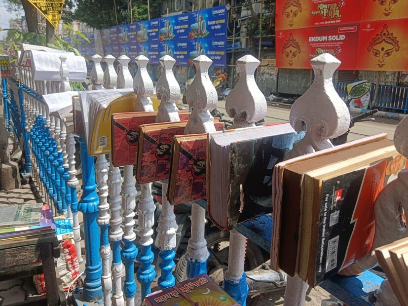 সোমবার রাতভর বৃষ্টিতে 'সর্বস্বান্ত' কলেজ স্ট্রিট! উৎসবের মুখেই বিপুল ক্ষতিতে বিপর্যস্ত বইপাড়া। কলকাতা শহরের জল যন্ত্রণায় আর্থিক ক্ষতির মুখে পড়তে হল কলেজ স্ট্রিট বই পাড়ার একাধিক দোকান ও প্রকাশনী সংস্থাকে। 