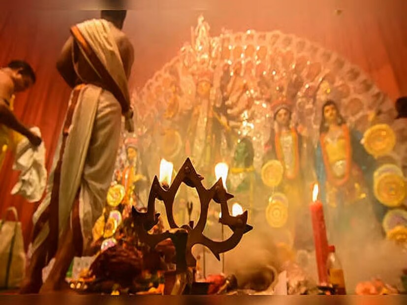  দোলা- দোলা অর্থাৎ পালকিতে আগমন বা গমনে মহামারী বিষয়ে ভোগার সম্ভাবনা থেকে যায় বলে মান্যতা রয়েছে।