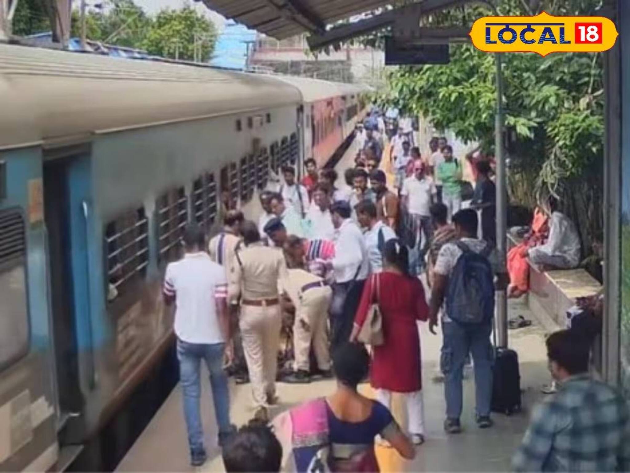 চলন্ত ট্রেনে উঠতে গিয়ে পিছলে গেল পা! রেললাইনে পড়ার আগেই...! মৃত্যুর মুখ থেকে ফিরলেন যাত্রী
