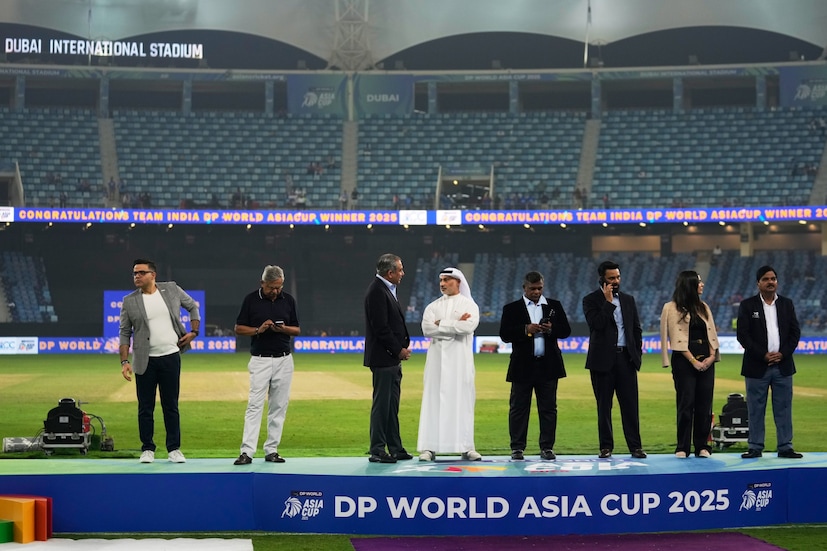 Cricbuzz-এর খবর অনুযায়ী, মহসিন নকভি এশিয়া কাপ আয়োজকদের কাছে তাঁর শর্তগুলো পৌঁছে দিয়েছেন। তবে, এই ধরনের অনুষ্ঠান অনুষ্ঠিত হওয়ার সম্ভাবনা কম। এর অর্থ হল, আপাতত এই অচলাবস্থা অব্যাহত থাকার সম্ভাবনা রয়েছে। নকভি পাকিস্তান ক্রিকেট বোর্ডের (পিসিবি) চেয়ারম্যান এবং পাকিস্তানের একজন প্রভাবশালী রাজনীতিবিদ। অতএব, রবিবার দুবাই আন্তর্জাতিক ক্রিকেট স্টেডিয়ামে ফাইনালের পর ম্যাচ-পরবর্তী অনুষ্ঠানে ভারতের দাবির প্রতি তিনি কোনও নমনীয়তা দেখাননি, এতে অবাক হওয়ার কিছু নেই। (Photo: AP)