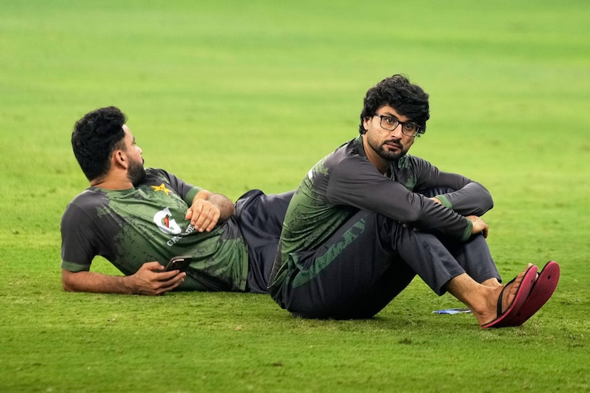 ভারত এমিরেটস ক্রিকেট বোর্ডের সভাপতি খালিদ আল জারুনি এবং বাংলাদেশ ক্রিকেট বোর্ডের সভাপতি আমিনুল ইসলামের কাছ থেকে ট্রফি গ্রহণের প্রস্তাব দেয়। কিন্তু নকভি সম্ভবত দেশে তাঁর ভাবমূর্তি রক্ষা করার জন্য ট্রফি হাতছাড়া করতে চাননি। এরপর যা ঘটেছিল তা নজিরবিহীন। মহসিন নকভি কেবল মঞ্চ থেকে নেমে স্টেডিয়াম থেকে বেরিয়ে যাননি, এসিসির কর্মকর্তারাও ট্রফি নিয়ে তাঁকে অনুসরণ করেন। এখন খবরে জানা যাচ্ছে যে ট্রফিটি স্টেডিয়াম থেকে একটু দূরেই এসিসির সদর দফতরে রাখা হয়েছে। দেখা যাক জল কত দূর গড়ায়! (Photo: AP)