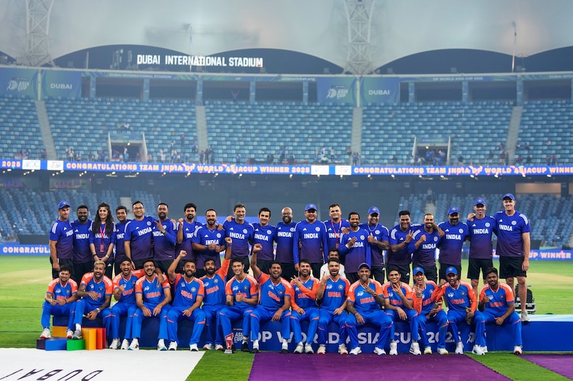 ভারত অধিনায়ক এদিন বলেন, “চ্যাম্পিয়ন দল ট্রফি পাচ্ছে না, ক্রিকেট খেলা শুরু করার পর থেকে জীবনে এমন ঘটনা আমি দেখিনি। তবে আমার মতে দলের ক্রিকেটার ও সাপোর্ট স্টাফেরাই আসল ট্রফি। সকলে বলছেন, ভারত এশিয়া কাপের চ্যাম্পিয়ন। এটাই আসল কথা।” (Photo: AP)