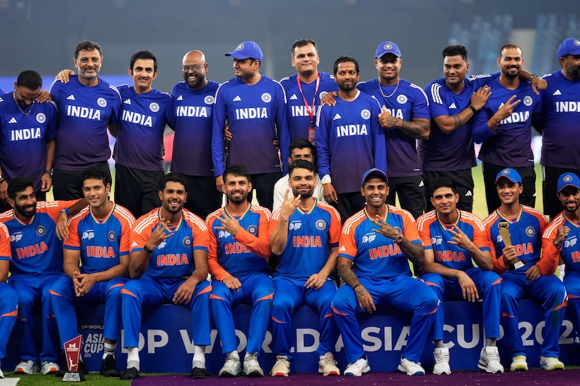 ভারত অধিনায়ক সূর্যকুমার যাদব ম্যাচ শেষে সাংবাদিক সম্মেলনে জানিয়েই দিলেন, ‘‘এমন ঘটনা তিনি জীবনে দেখেননি।’’ (Photo: AP)