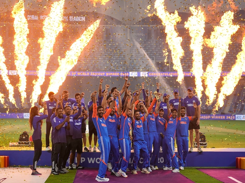 রবিবার দুবাইতে হাইভোল্টেজ ফাইনালে পাকিস্তানকে ৫ উইকেটে হারিয়ে ফের একবার এশিয়া সেরা ভারত ৷ তবে জিতেও ট্রফি পেল না টিম ইন্ডিয়া ! অভিযোগ, ট্রফি এবং ভারতীয় ক্রিকেটারদের মেডেল নিয়ে নিজের হোটেলের ঘরে চলে যান পাকিস্তান ক্রিকেট বোর্ড তথা এশীয় ক্রিকেট কাউন্সিলের চেয়ারম্যান মহসিন নকভি। এই ঘটনায় স্বভাবতই হতবাক ভারতীয় ক্রিকেট দল। (Photo: AP)