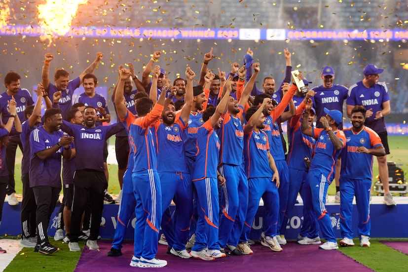 এশিয়া কাপ জিতে ট্রফি ছাড়াই উল্লাস করেছেন ভারতীয় ক্রিকেটার ও সাপোর্ট স্টাফেরা। তবে এবছর কল্পনায় ট্রফি তুললেন ভারতীয় দলের ক্রিকেটাররা ৷ (Photo: AP)