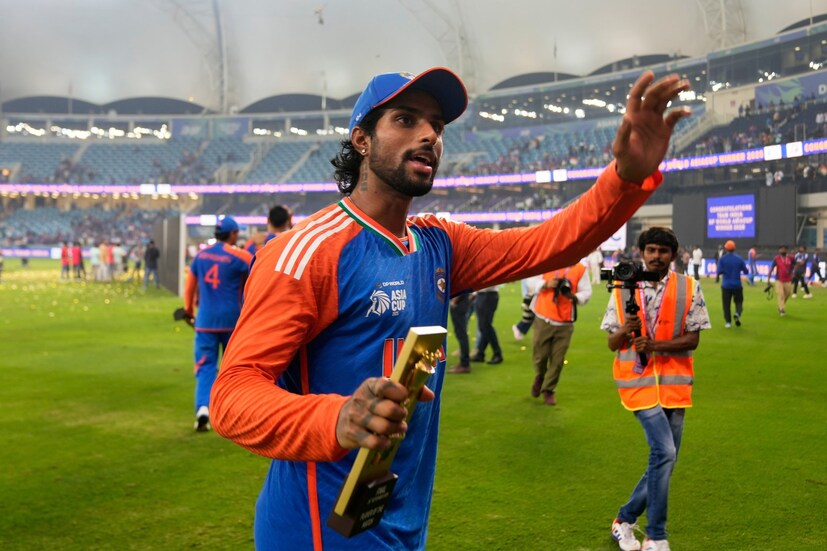 ভারতীয় ক্রিকেট বোর্ডের অভিযোগ, সূর্যকুমারেরা ট্রফি নিতে অস্বীকার করায় এশিয়া কাপের ট্রফি ও ভারতীয় ক্রিকেটারদের মেডেল নিয়ে চলে যান নকভি। সংবাদ সংস্থা ANI-কে দেওয়া সাক্ষাৎকারে বিসিসিআইয়ের সচিব দেবজিৎ সাইকিঁয়া বলেন, “ভারত-পাকিস্তানের মধ্যে যেহেতু যুদ্ধের পরিস্থিতি রয়েছে তাই আমরা এমন কারও কাছ থেকে পুরস্কার নেব না, যিনি পাকিস্তানের মন্ত্রী। নীতিগত ভাবে এই সিদ্ধান্ত আমরা আগেই নিয়েছিলাম। তার মানে এই নয় যে ভদ্রলোক ট্রফি ও মেডেল নিয়ে পালিয়ে যাবেন। এই ঘটনা খুবই দুর্ভাগ্যজনক। আশা করছি ভদ্রলোক দ্রুত ট্রফি ও মেডেল ভারতে ফেরত দিয়ে দেবেন।” সাইকিঁয়া আরও বলেন, “নভেম্বর মাসে দুবাইয়ে আইসিসি-র বৈঠক আছে। সেখানে আমরা এশীয় ক্রিকেট কাউন্সিলের চেয়ারম্যানের বিরুদ্ধে জোরাল প্রতিবাদ জানাবো।” (Photo: AP)