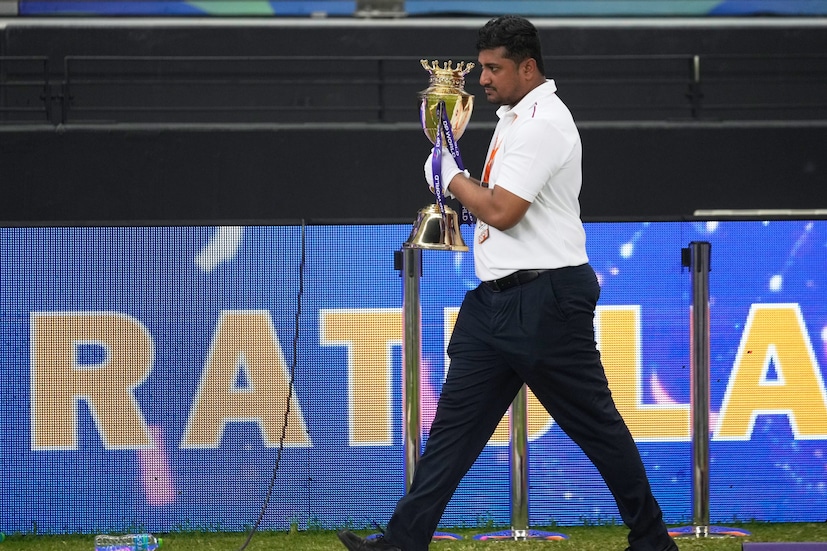 ফাইনালে জয়ের পর যখন ভারতীয় খেলোয়াড়রা তাঁর হাত থেকে ট্রফি গ্রহণ করতে রাজি হননি, তখন নকভি ক্ষিপ্ত হয়ে ওঠেন। নিজের সর্বনাশকে আমন্ত্রণ জানিয়ে ট্রফিটি হোটেলে নিয়ে যাওয়ার সিদ্ধান্ত নেন। আর এখানেই নকভি একটা বড় ভুল করে বসলেন! ভারতীয় দল চ্যাম্পিয়ন হয়েছে এবং তারা ট্রফিটির উপরে অধিকার ন্যায়সম্মতভাবেই তাদের। (Photo: AP)