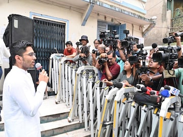 পুজো উপহার অভিষেকের