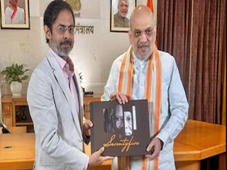 কেন্দ্রীয় স্বরাষ্ট্রমন্ত্রী অমিত শাহের হাতে   বিশেষ বই তুলে দিলেন নেটওয়ার্ক ১৮-এর গ্রুপ এডিটর ইন চিফ রাহুল যোশী৷ 