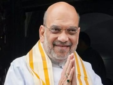 বঙ্গ সফরে কলকাতায় অমিত শাহ, একই গাড়িতে শমীক, শুভেন্দু, বিমানবন্দরেই সৌজন্য সারলেন দিলীপ বঙ্গ সফরে কলকাতায় অমিত শাহ, একই গাড়িতে শমীক, শুভেন্দু, বিমানবন্দরেই সৌজন্য সারলেন দিলীপ