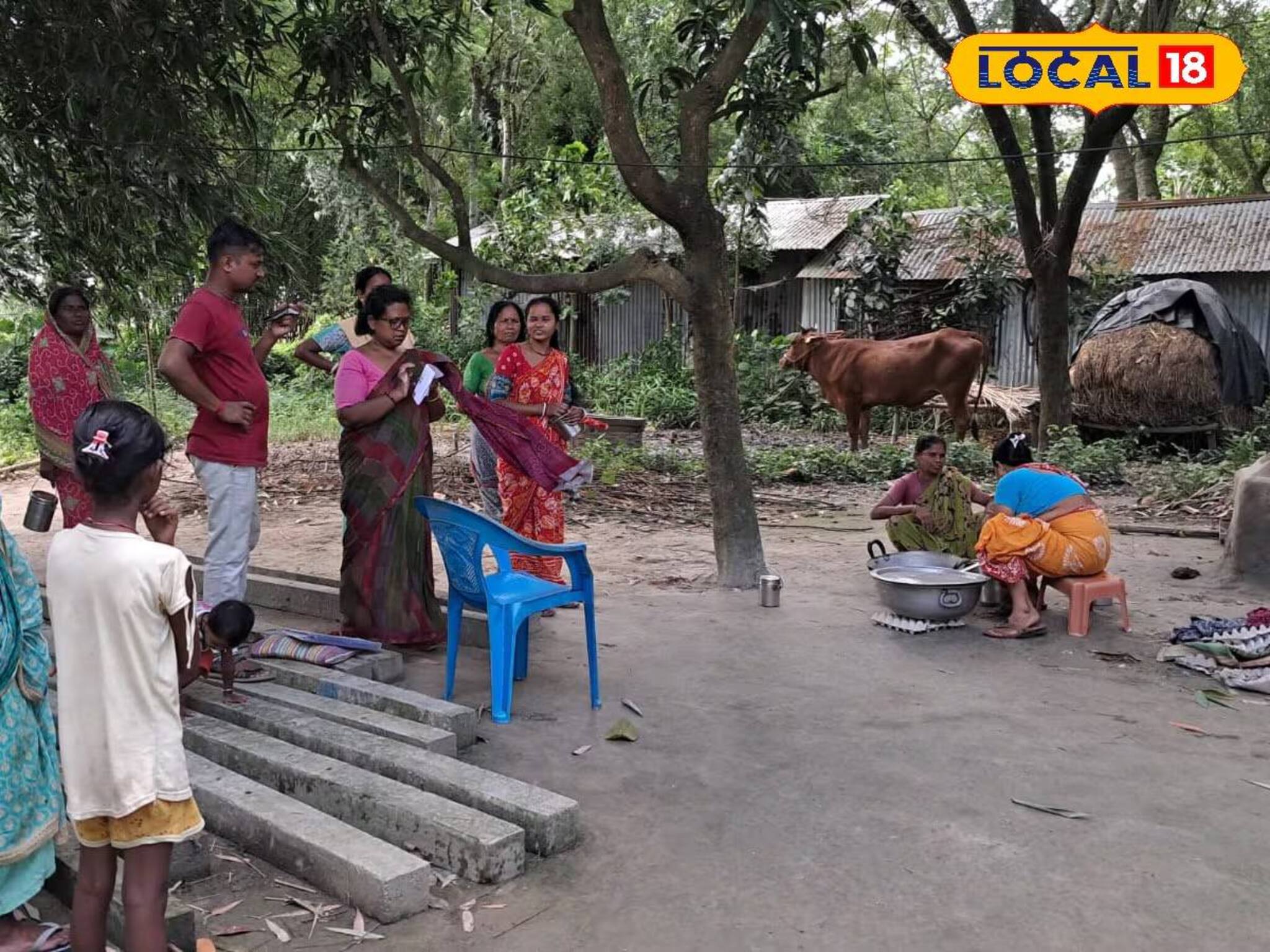 বাঁশবাগানে অঙ্গনওয়াড়ি কেন্দ্র! খোলা আকাশের নীচে পড়াশোনা-রান্না, পাশেই ঘোরে মুরগি-ছাগল