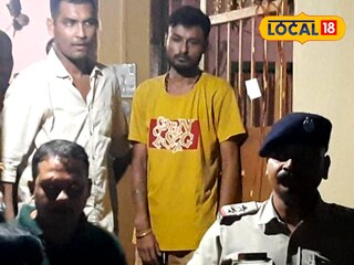 গ্রামেরই এক বাড়িতে গ্রামবাসীদের হানা