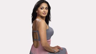 ছায়াছবির রুপোলি পর্দায় অনেক সুন্দরী শিক্ষিকা দেখা গিয়েছে, কেউই তা অস্বীকার করবেন না। ইজাজত ছবির রেখা হন বা ম্যায় হুঁ না ছবির সুস্মিতা সেন, এই শিক্ষিকারা ভিড়ের মধ্যে পুরোপুরি আলাদা। তবে, কোনও শিক্ষিকা চলচ্চিত্রের নায়িকা হয়ে উঠেছেন, তাও আবার প্রথম সারির, এমনটা বড় একটা শোনা যায় না!কথা হচ্ছে অনুষ্কা শেঠিকে নিয়ে। দক্ষিণ ভারতীয় ছবির নায়িকা তিনি। তাঁর অন্য ছবি কেউ দেখুন আর না-ই দেখুন, বাহুবলী ফ্র্যাঞ্চাইজির দুটো ছবির সূত্রে তিনি এখন ভারত জুড়ে বিখ্যাত, মুছে গিয়েছে উত্তর আর দক্ষিণের বিভাজনরেখা। ছায়াছবির রুপোলি পর্দায় অনেক সুন্দরী শিক্ষিকা দেখা গিয়েছে, কেউই তা অস্বীকার করবেন না। ইজাজত ছবির রেখা হন বা ম্যায় হুঁ না ছবির সুস্মিতা সেন, এই শিক্ষিকারা ভিড়ের মধ্যে পুরোপুরি আলাদা। তবে, কোনও শিক্ষিকা চলচ্চিত্রের নায়িকা হয়ে উঠেছেন, তাও আবার প্রথম সারির, এমনটা বড় একটা শোনা যায় না!কথা হচ্ছে অনুষ্কা শেঠিকে নিয়ে। দক্ষিণ ভারতীয় ছবির নায়িকা তিনি। তাঁর অন্য ছবি কেউ দেখুন আর না-ই দেখুন, বাহুবলী ফ্র্যাঞ্চাইজির দুটো ছবির সূত্রে তিনি এখন ভারত জুড়ে বিখ্যাত, মুছে গিয়েছে উত্তর আর দক্ষিণের বিভাজনরেখা।