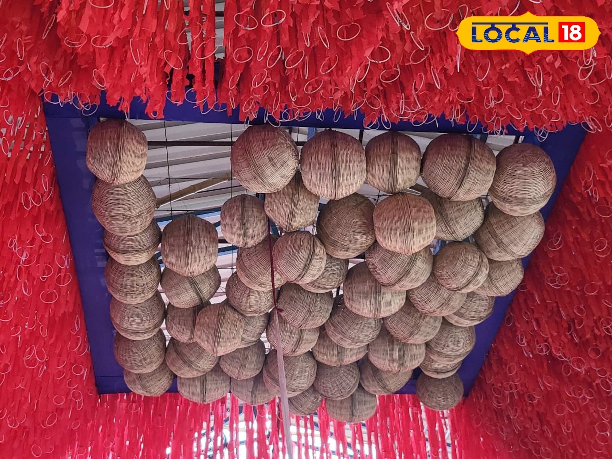 দুর্গাপুজোয় থিমের চাকচিক্যে গ্রাম বাংলার ছোঁয়া পেতে চান! ঘুরে দেখতেই হবে এই মণ্ডপ