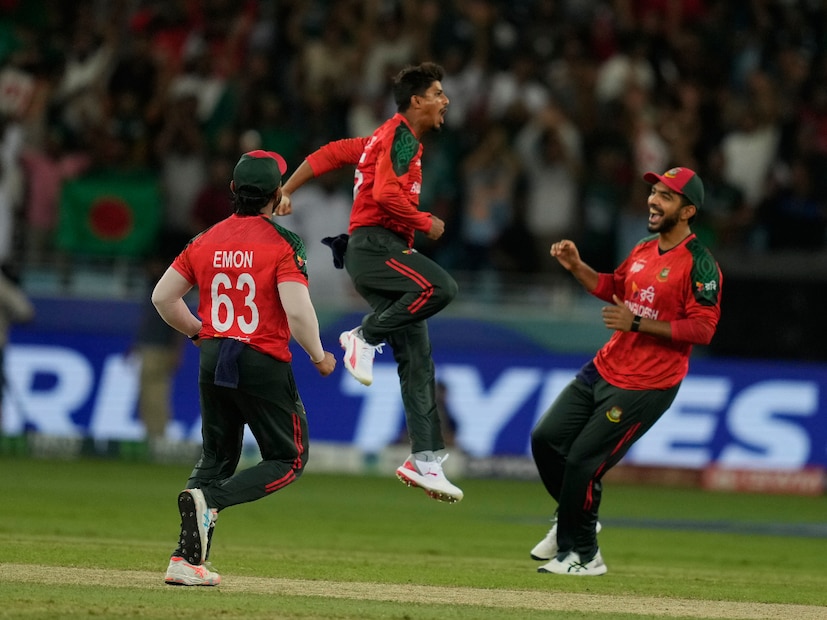 একটা সময় ৪৯ রানে ৫ উইকেট হারিয়ে চাপে পড়ে গিয়েছিল পারিস্তান। ১০০ হবে কিনা তা নিয়ে তৈরি হয়েছিল সংশয়। মহম্মদ হ্যারিসের ৩১, মহম্মদ নওয়াজের ২৫ ও শাহিন আফ্রিদির ৯ রানের ইনিংসের সৌজন্য ১৩৫ রানের লড়াই করার মত স্কোরে পৌছায় পাক দল।
