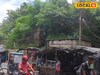 বাজার যেন মৃত্যুফাঁদ! ভাঙাচোরা ছাদ, প্লাস্টিক-ত্রিপল খাটিয়ে চলছে ব্যবসা, অবস্থা দেখুন