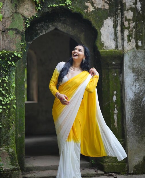 নিজেকে একজন ‘হোপলেস রোম্যান্টিক’ বলে অভিহিত করেছেন এই সুন্দরী। তানিয়া প্রাক্তন প্রেমিকের জন্য যে ধরনের কাজ করতেন তাও স্মরণ করেছেন। ‘‘যখন আমি সম্পর্কে ছিলাম, তখন আমি একজন হোপলেস রোম্যান্টিক ছিলাম। আমার প্রেমিক খাওয়া শেষ করার পরে তাঁর হাত মোছানোর জন্য আমি একটি গরম তোয়ালে নিয়ে যেতাম। এবং আমি জানি আমি আমার স্বামীর জন্যও একই কাজ করব। আমি ব্যক্তিগতভাবে চাই আমার স্বামী একজন রাজার মতো অনুভব করুক’’, তানিয়া বলেন।(Photo: Instagram)