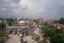 টিপ ছিল পুলিশের কাছে, সরকারি স্টিকার সাঁটা গাড়িতেই চলে কারবার! বীরপাড়ায় অবেশেষে গ্রেফতার