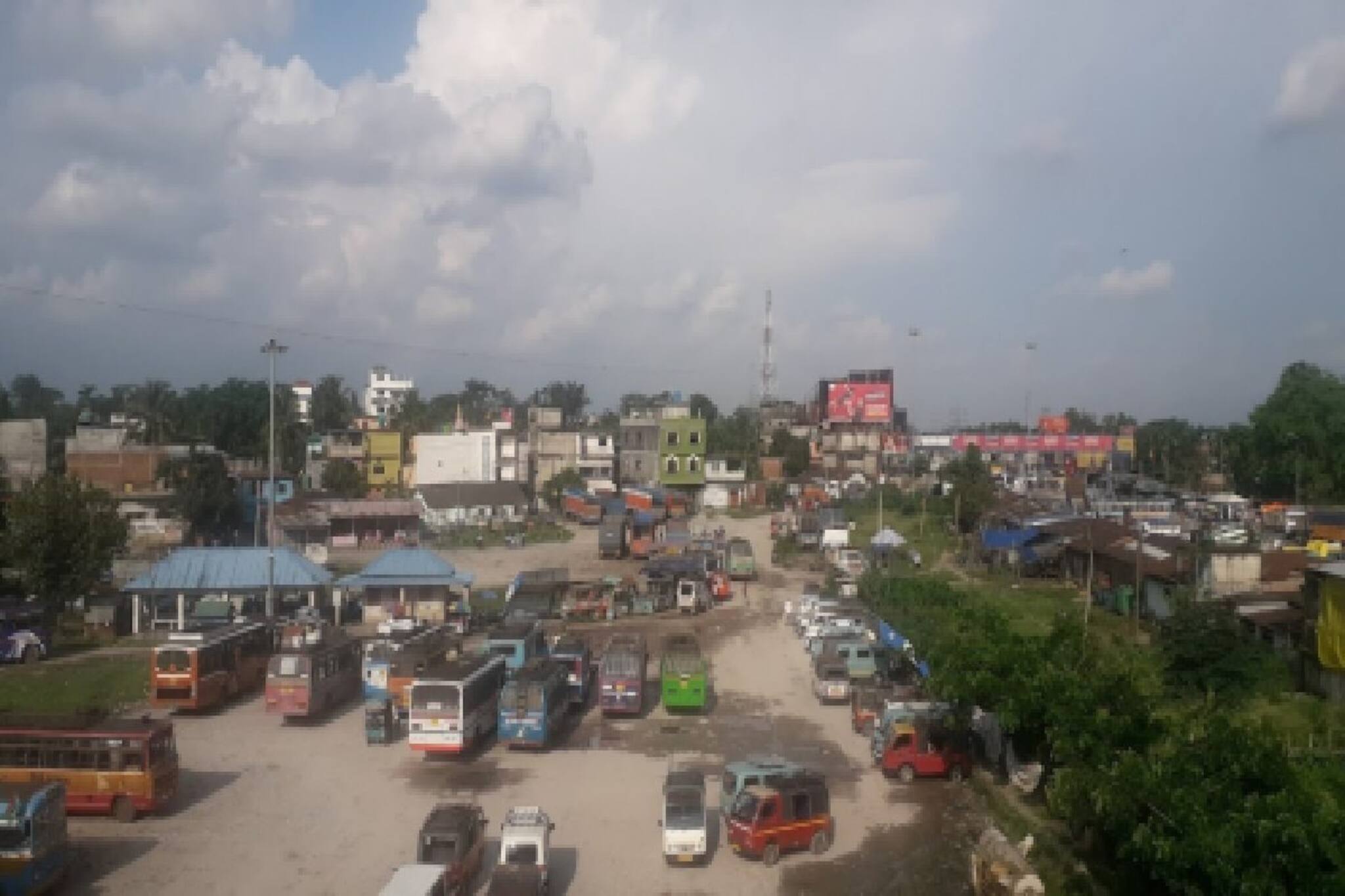 টিপ ছিল পুলিশের কাছে, সরকারি স্টিকার সাঁটা গাড়িতেই চলে কারবার! বীরপাড়ায় অবেশেষে গ্রেফতার