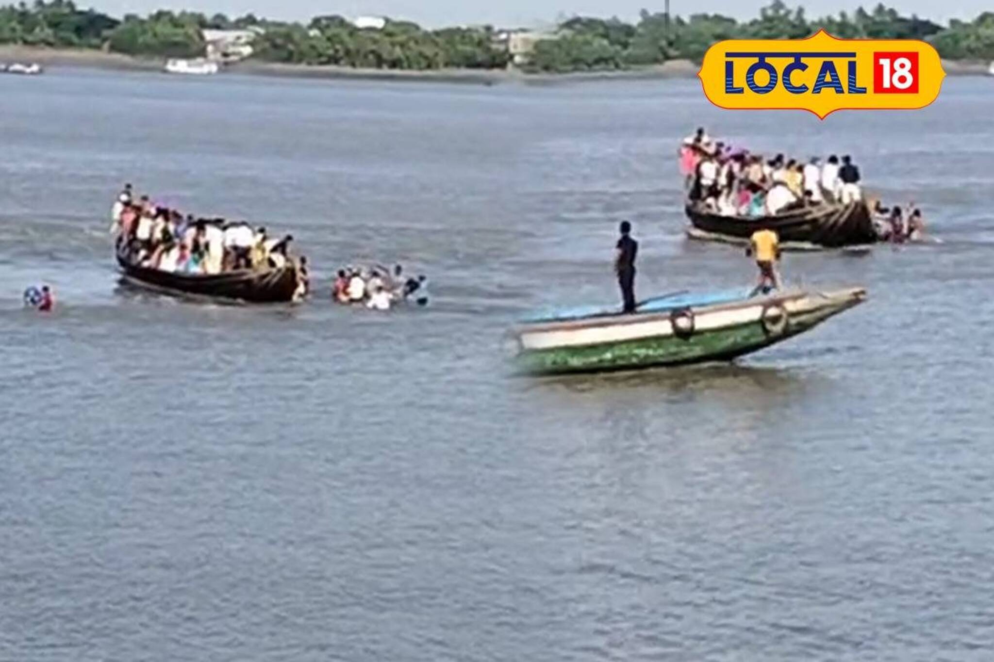 গোসাবা থেকে গদখালি আসছিল ভুটভুটি, মাঝনদীতে যা হল...! জলে লাফ বহু আতঙ্কিত যাত্রীর