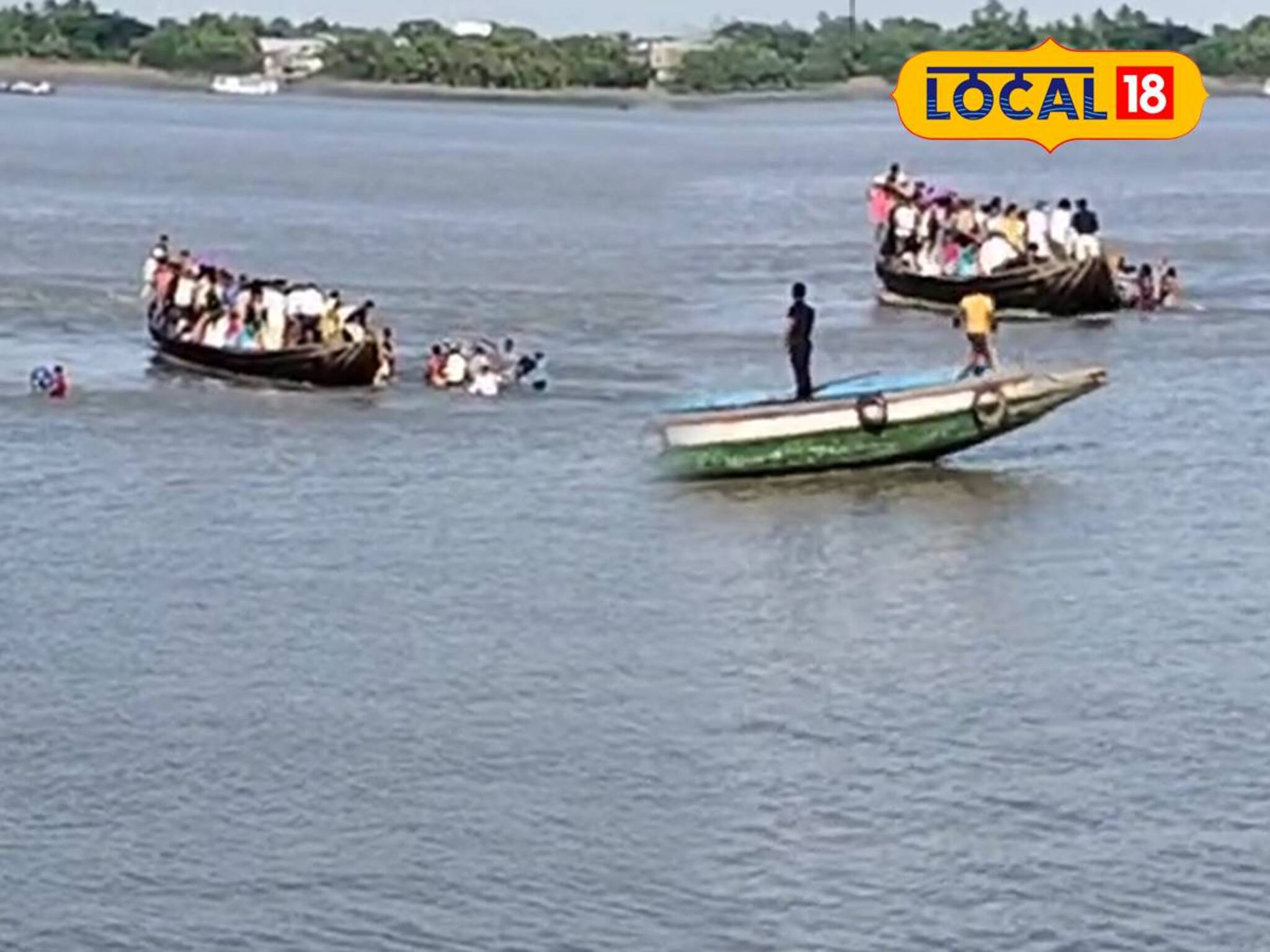 গোসাবা থেকে গদখালি আসছিল ভুটভুটি, মাঝনদীতে যা হল...! জলে লাফ বহু আতঙ্কিত যাত্রীর