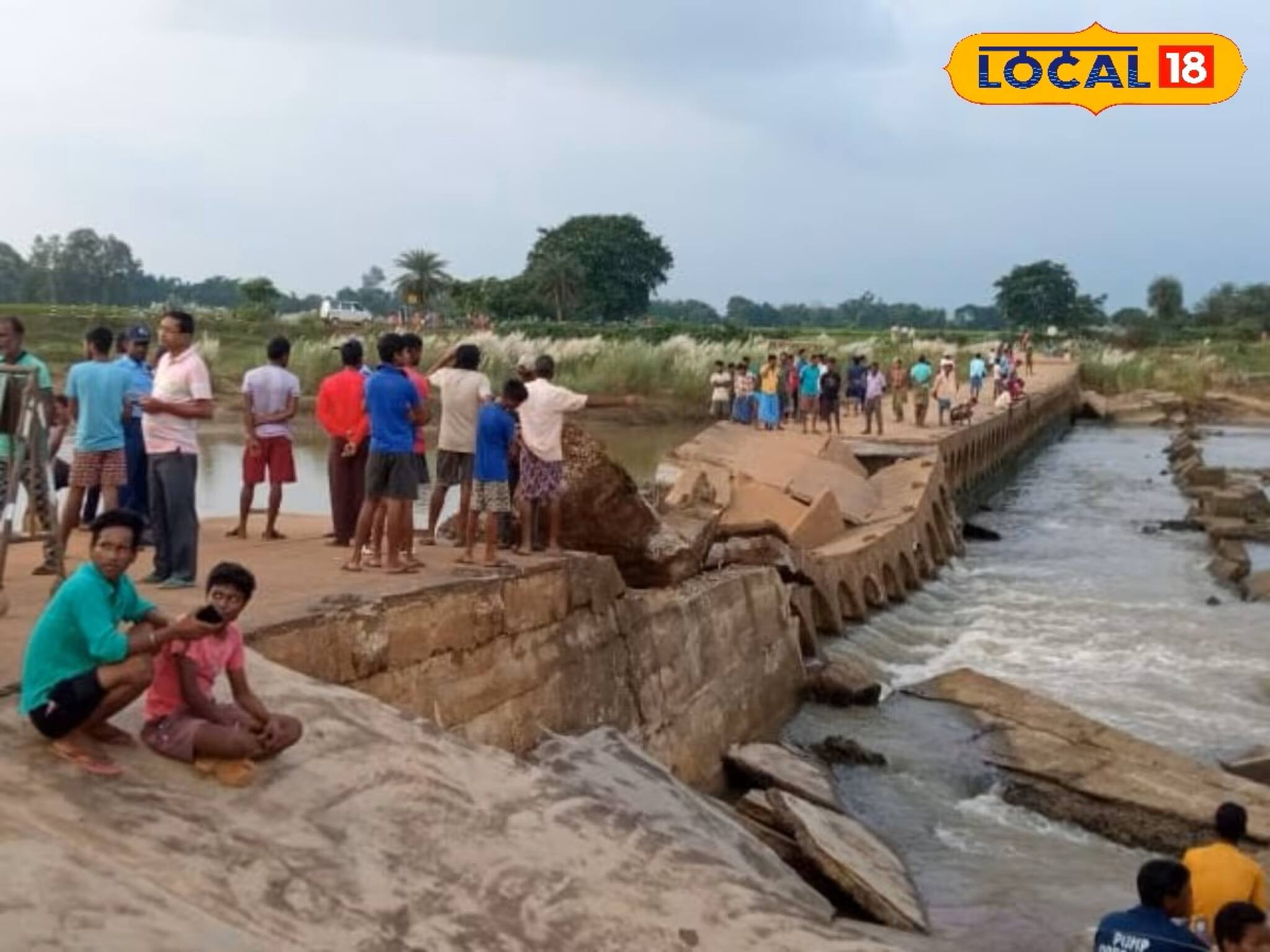 আচমকাই হুড়মুড়িয়ে ভেঙে পড়ল এই গুরুত্বপূর্ণ সেতু!