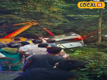 সেবক ব্রিজের পাশে খাদে গাড়ি, গাছ বাঁচাল ৩ যুবকের প্রাণ! ছবিতে দেখুন গায়ে কাঁটা দেওয়া দৃশ্য