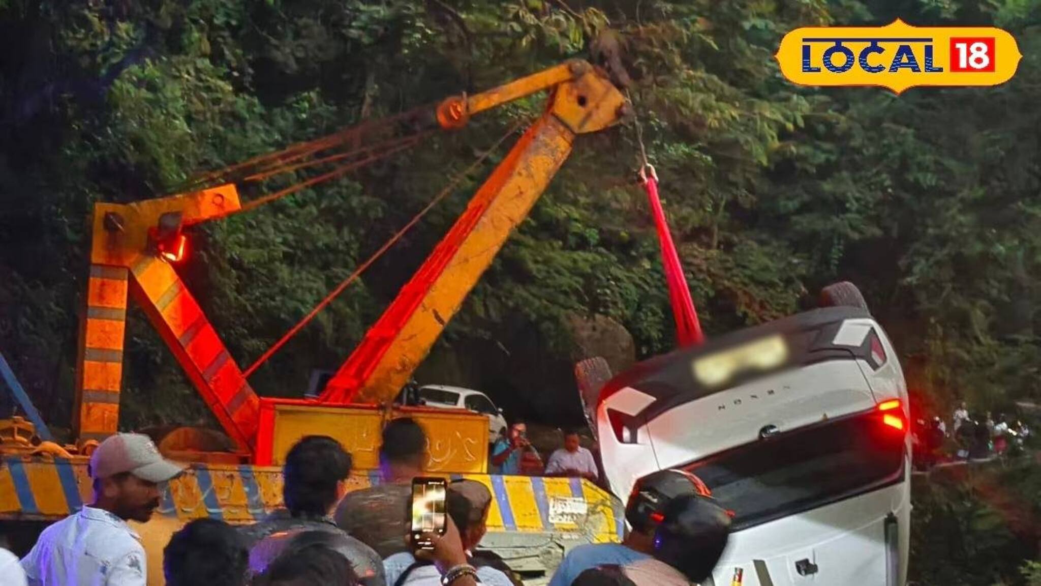 সেবক ব্রিজের পাশে খাদে গাড়ি, গাছ বাঁচাল ৩ যুবকের প্রাণ! ছবিতে দেখুন গায়ে কাঁটা দেওয়া দৃশ্য