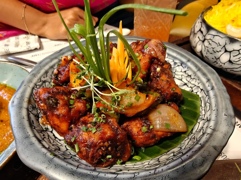 এরপর গরম পাত্রে ২-৪ চামচ তেল দিয়ে মাংসের অর্ধেক পরিমাণ পেঁয়াজ, পেঁয়াজ ভাজা হলে তাতে মাংস ঢেলে দিন। এবার দেড় চামচ আদা ও দের চামচ রসুন বাটা এবং টমেটো কুচি দিয়ে ভাল করে নেড়ে চেড়ে নিন।