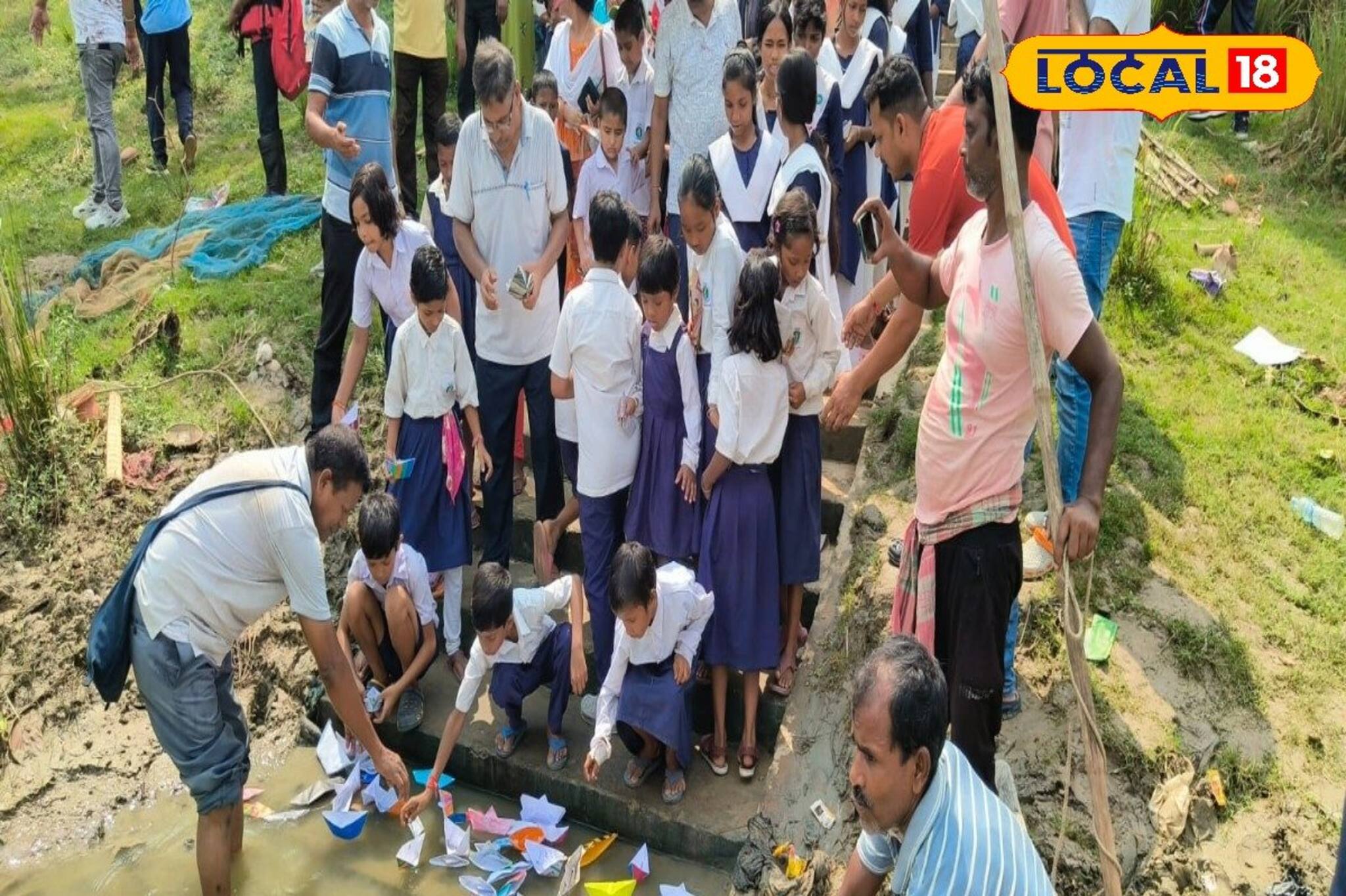 হাজার হাজার বাচ্চা-বুড়ো মিলে কাগজের নৌকা ভাসাচ্ছে নদীতে! কী হচ্ছে 'এই' এলাকায়? জানুন