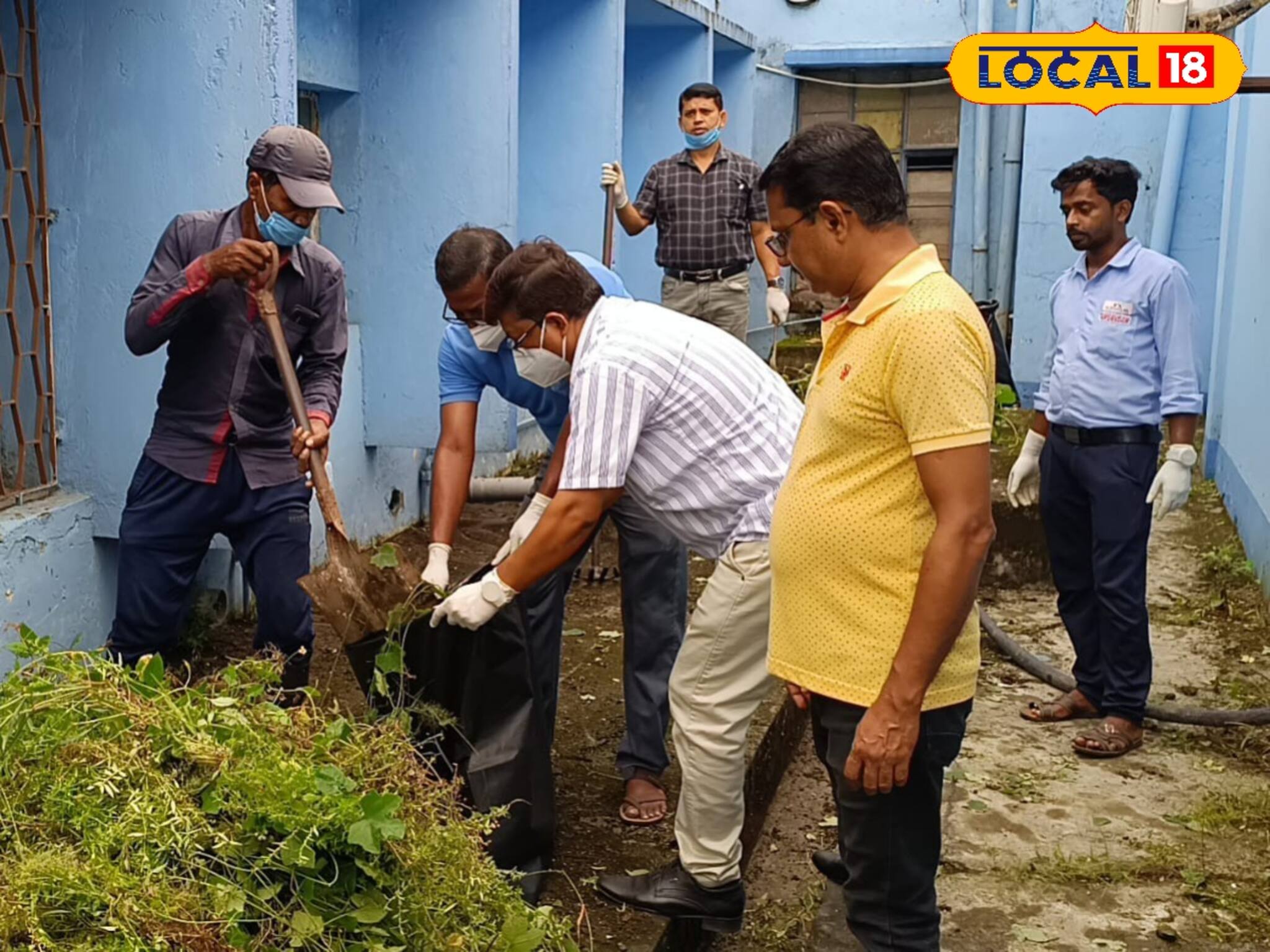 একি দৃশ্য! কোদাল-বেলচা হাতে জঙ্গল সাফ করছেন হাসপাতাল সুপার!