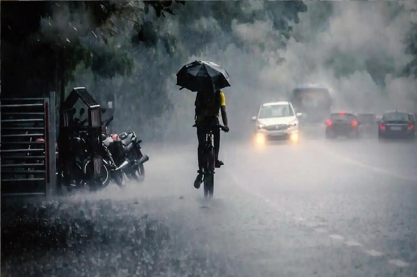 *আজ মূলত মেঘলা আকাশ, সকাল থেকেই আর্দ্রতাজনিত অস্বস্তি। তাপমাত্রা স্বাভাবিকের চেয়ে বেশী। বিক্ষিপ্তভাবে বজ্রবিদ্যুৎ-সহ বৃষ্টির সামান্য সম্ভাবনা। বৃষ্টি হলে সাময়িক স্বস্তি, না হলেই আর্দ্রতাজনিত অস্বস্তি অনেকটাই বাড়বে। শনিবার ও রবিবার উইকেন্ডে কমবে বৃষ্টি। সোম, মঙ্গলবার বাড়তে পারে বৃষ্টির সম্ভাবনা।
