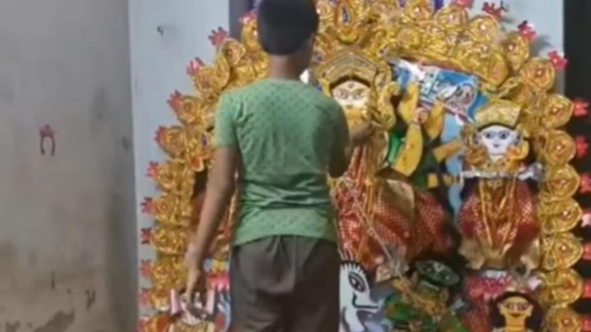 ক্লাস সেভেনের ছাত্রের হাতে তৈরি দুর্গা মূর্তি দেখেলে অবাক হয়ে যাবেন, রইল ভিডিও
