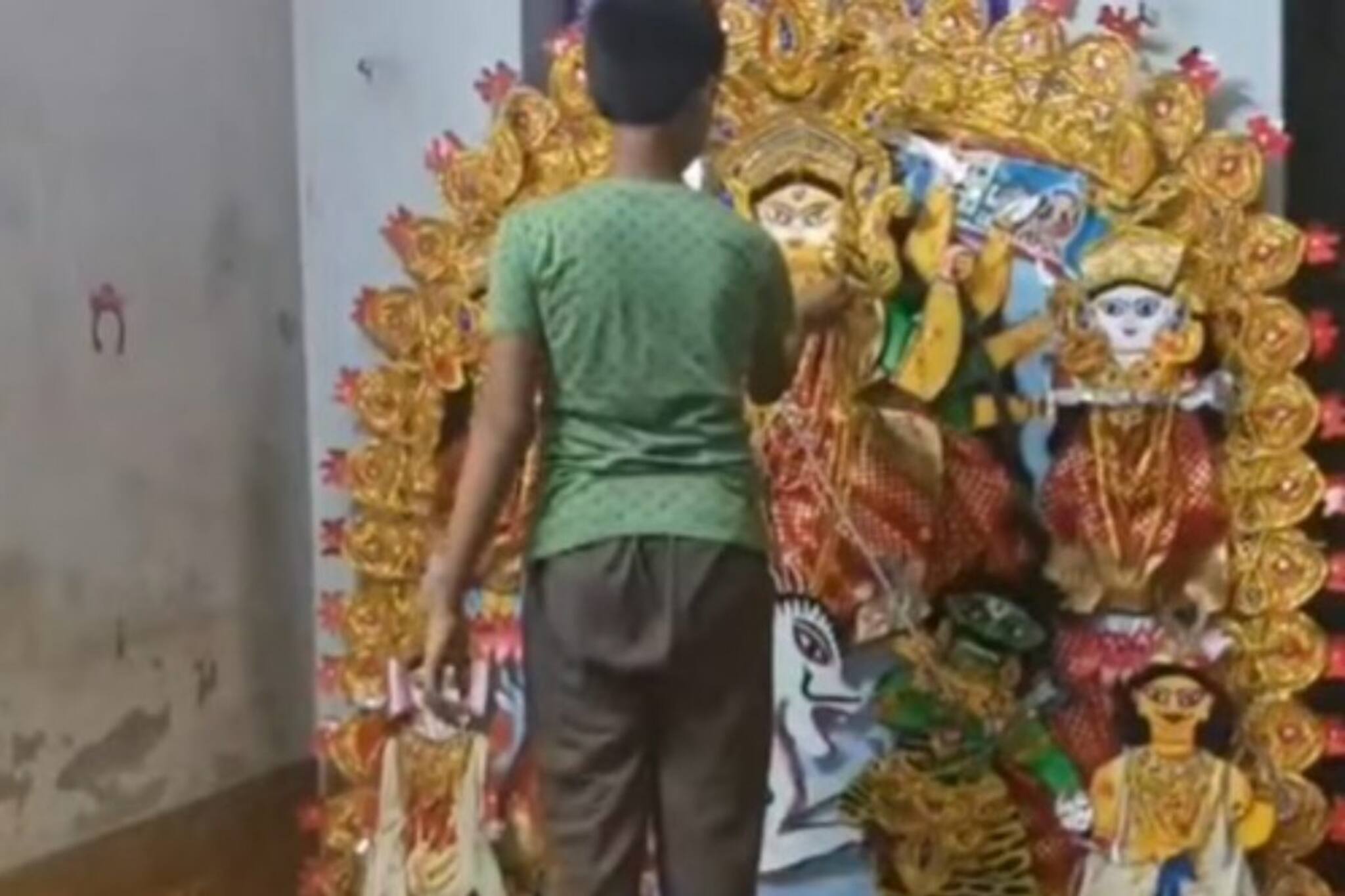 ক্লাস সেভেনের ছাত্রের হাতে তৈরি দুর্গা মূর্তি দেখেলে অবাক হয়ে যাবেন, রইল ভিডিও