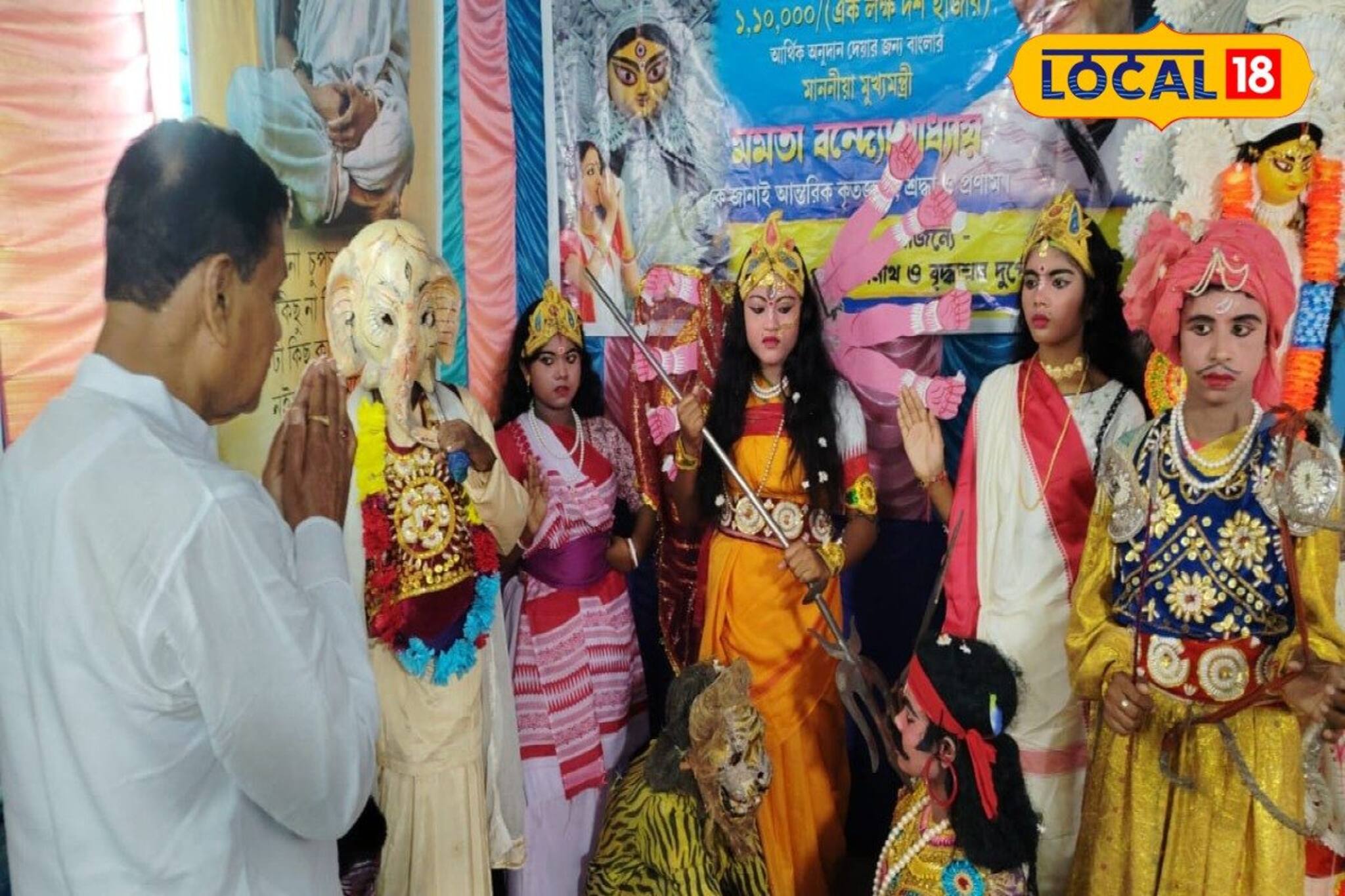 মহাষষ্ঠীর সকালে অনাথ অশ্রমে হাজির জ্যান্ত দুর্গা, লক্ষ্মী, গনেশ! কোন ইতিহাস লুকিয়ে পুজোয়?