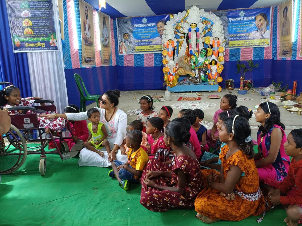কামারহাটি পৌরসভার কাউন্সিলর তথা অভিনেত্রী শ্রীতমা ভট্টাচার্য অনাথ আশ্রমের বাচ্চাদের সঙ্গে সময় কাটাচ্ছেন