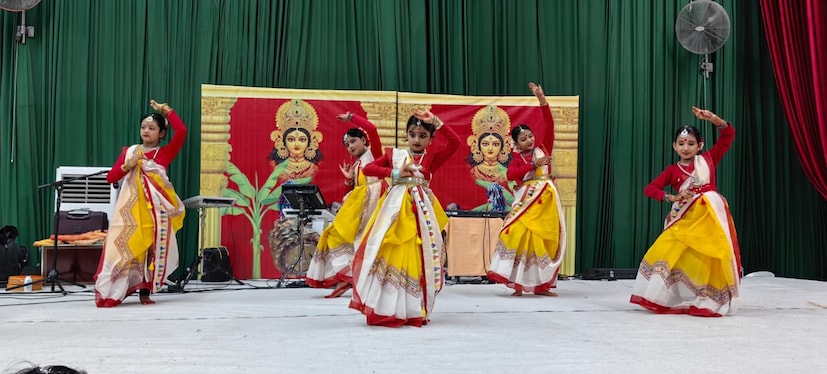মরু শহরে তাই ধ্বনি উঠছে, 'বলো দুগ্গা মাইকি জয়...' ৷ শোনা যাচ্ছে ঢাকের বাদ্যি, মহিলারা লাল-পাড় সাদা শাড়ি পরে শাঁক বাজাচ্ছেন, উলু ধ্বনি দিচ্ছেন ৷ সেইসঙ্গে পঞ্চমীর সন্ধে থেকে চলছে সাংস্কৃতিক অনুষ্ঠান ৷ আট থেকে আশির ভিড়ও চোখে পড়ার মতো ৷ 