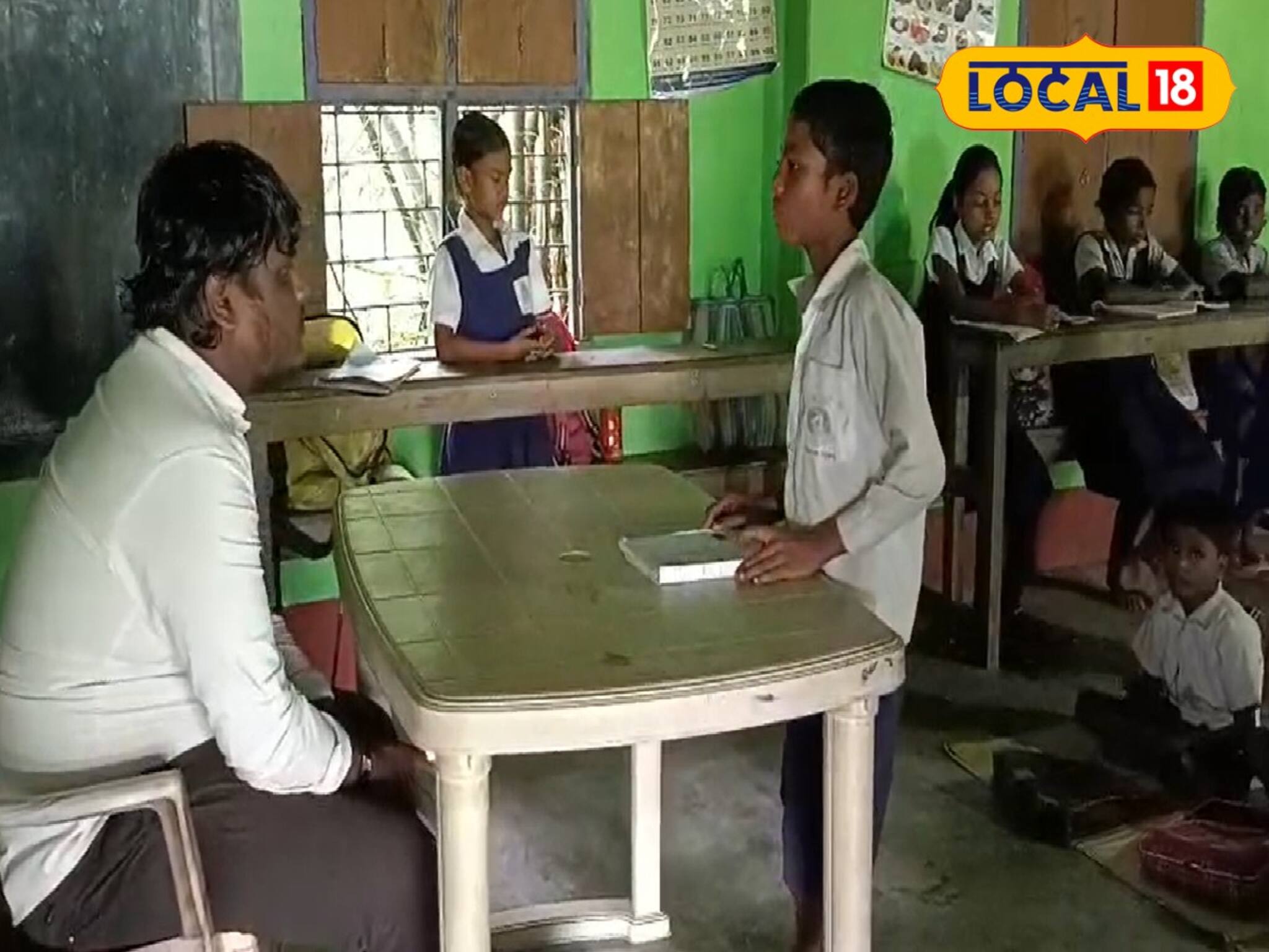 স্কুলে নেই কোন শিক্ষক! দশম শ্রেণির পড়ুয়া নিচ্ছে ক্লাস!