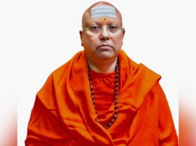 যৌন কেলেঙ্কারিতে অভিযুক্ত স্বামী চিত‍্যানন্দ সরস্বতী ওরফে স্বামী পার্থসারথীর একের পর এক কীর্তি প্রকাশ‍্যে। দিল্লির একটি বেসরকারি ম্যানেজমেন্ট সংস্থার ডিরেক্টর জনপ্রিয় ‘বাবা’ ছাত্রীদের অশ্লীল মেসেজ করে ডাকতেন নিজের ঘরে। করতেন জোর করে যৌনসঙ্গম। এবার সামনে এল ২১ বছর বয়সী এক ছাত্রীকে করা ‘বাবার’ আপত্তিকর ‘টেক্সট মেসেজ’। ৬২ বছর বয়সী অভিযুক্ত বাবা ছাত্রীর চেহারা সম্পর্কে মন্তব্য করেছিলেন।