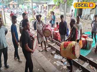 যাদের ঢাকের তালে মুখরিত হয় পুজো মণ্ডপ, দোলে ওঠে মন, সেই ঢাকিরাই উৎসব থেকে বঞ্চিত!