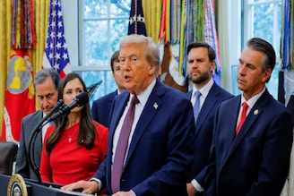 আমেরিকার ইতিহাসে দীর্ঘতম অচলাবস্থার নিরসন! বিলে স্বাক্ষর করেই দিলেন ট্রাম্প!