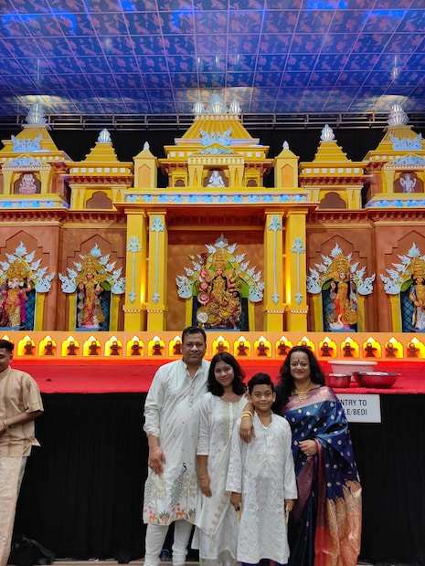 বিভিন্ন সংস্কৃতিক অনুষ্ঠানের পাশাপাশি প্রতিদিন দু’বেলা সব ভক্তদের বসে প্রসাদ খাওয়ার ব্যবস্থা করা হয় এখানে। ভারত এবং অন্যান্য দেশের অনেক বাঙালিরাই এই পুজোতে এসে থাকেন। সমুদ্র থেকে জল ভরে আনা হয় পুজোর জন্য ৷