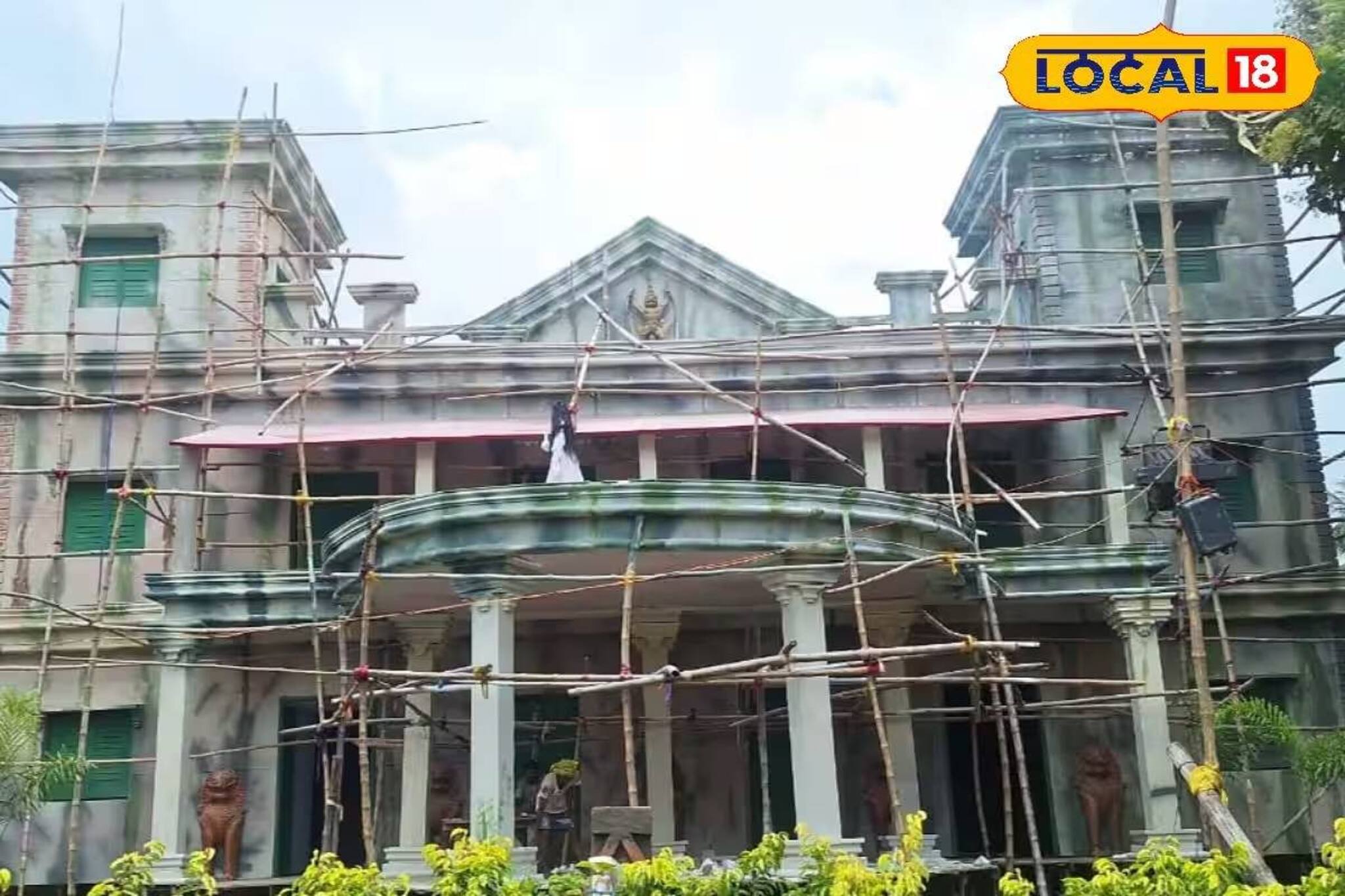 'ভূত বাংলোয় দশভূজা'! গা ছমছমে পরিবেশে ঠাকুর দেখতে চাইলে ঘুরে আসুন 'এই' মণ্ডপ