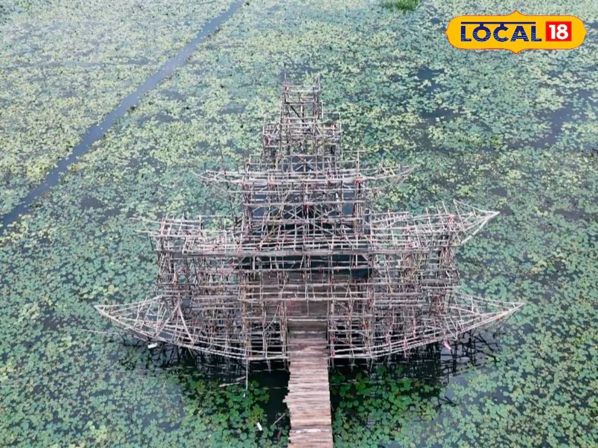 জলে ভাসমান দুর্গাপুজো প্যান্ডেল! জেলার 'এই' পুজোয় বিরাট চমক, দেখতে যাবেন তো?