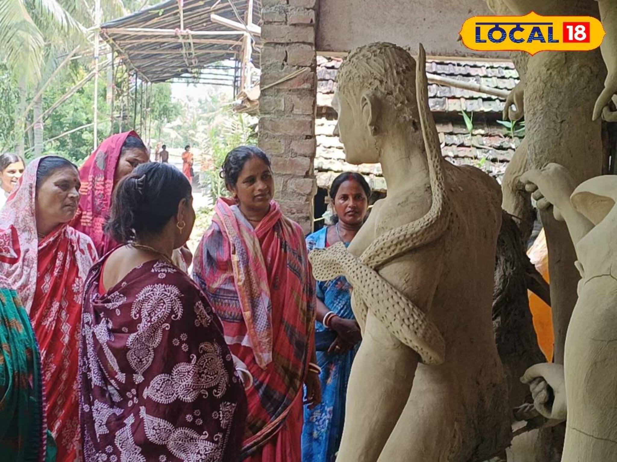 লক্ষ্মীর ভাণ্ডারের টাকায় উমার আরাধনা! পুজোর আয়োজনে মহিলারা, সাহস জুগিয়েছে সরকারি প্রকল্প