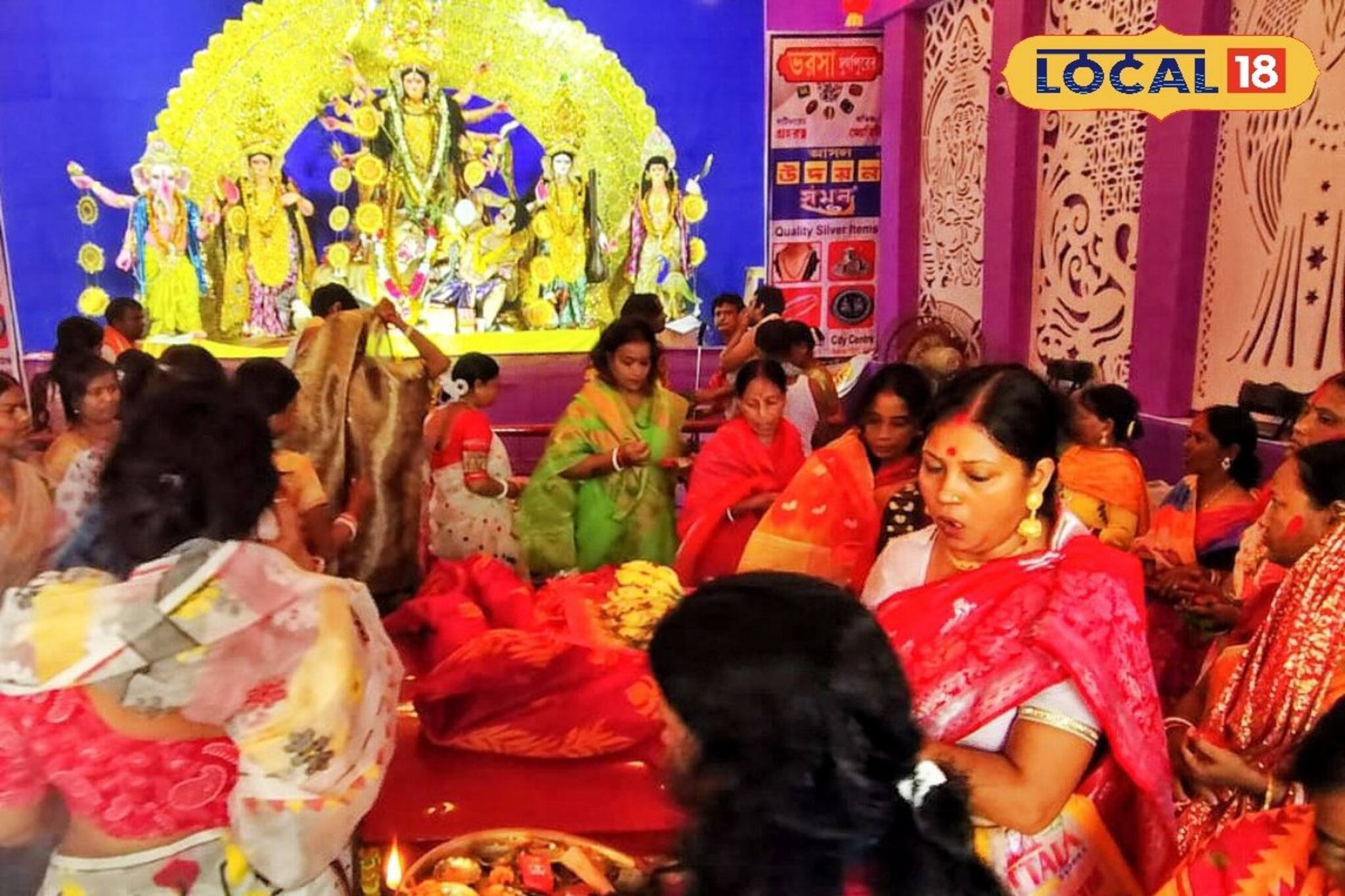 সংসার সামলে বিগ বাজেটের পুজো! চাঁদা তোলা থেকে প্রতিমা বিসর্জন দশভূজাদের হাতেই